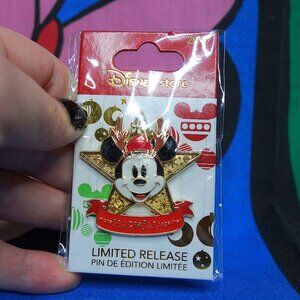 NWT Disney Store Minnie Mouse Christmas Pin